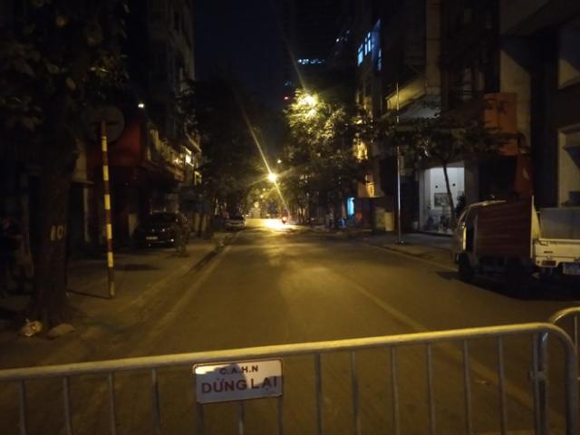 Sơ tán người dân trong đêm để di dời quả bom giữa phố Hà Nội