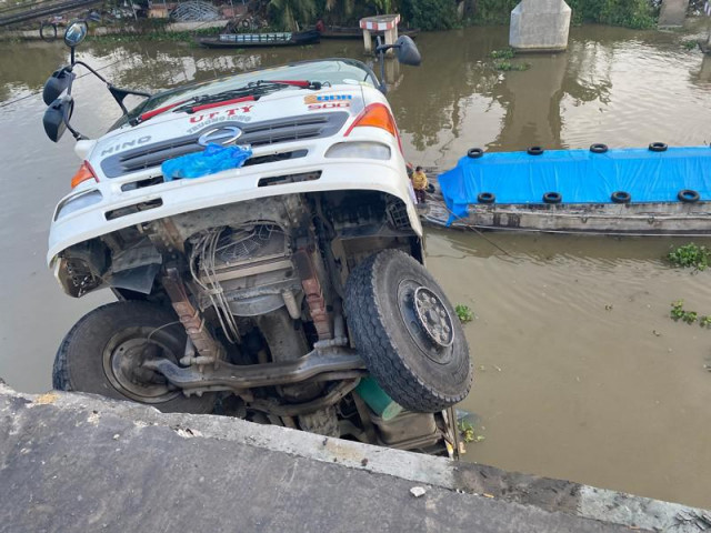 Tiền Giang: Sập cầu, xe tải chở 15 tấn lúa rơi xuống sông