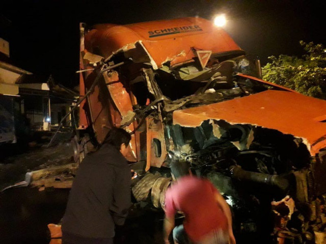 Kinh hoàng: Xe container mất lái lao vào 7 nhà dân
