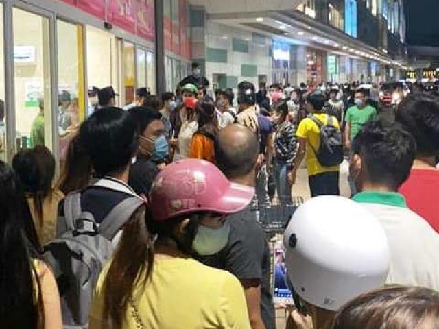 TP.HCM: Đánh nhau dữ dội giữa bảo vệ và nhóm người trước Aeon Mall Tân Phú