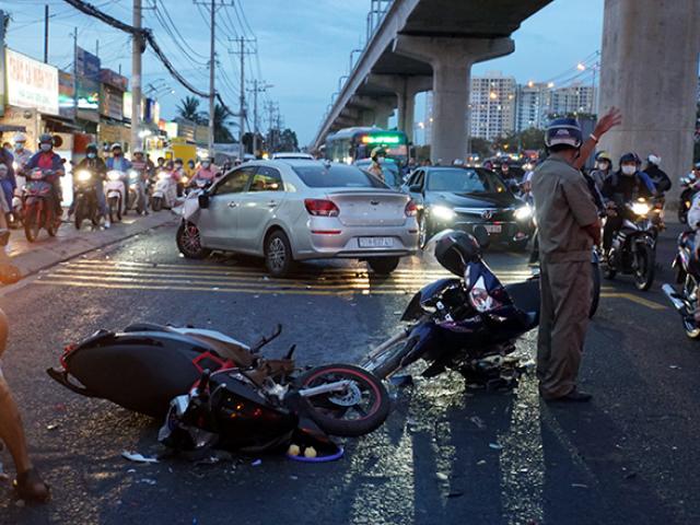 Ô tô húc văng nhiều xe máy ở Sài Gòn, người bị thương gào khóc trên đường
