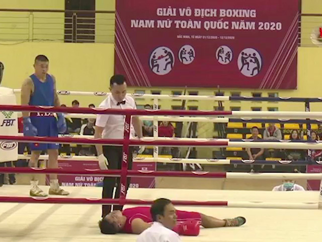“Nam vương Boxing” Đình Hoàng đấm cực mạnh khiến đối thủ lên cáng rời sàn đấu