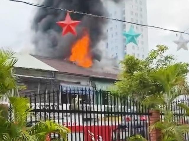 Lửa bao trùm căn hộ chung cư Sài Gòn, 2 người mắc kẹt trong đám cháy