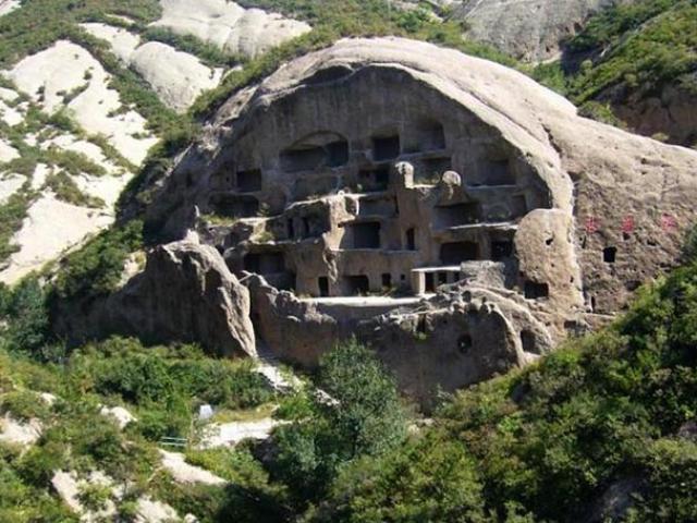 Kỳ lạ hang động bị bỏ hoang gần Vạn Lý Trường Thành và bộ tộc bí ẩn cổ đại