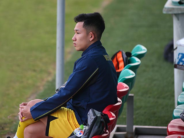 Sao trẻ Hai Long thất thần khi chia tay đội tuyển Việt Nam