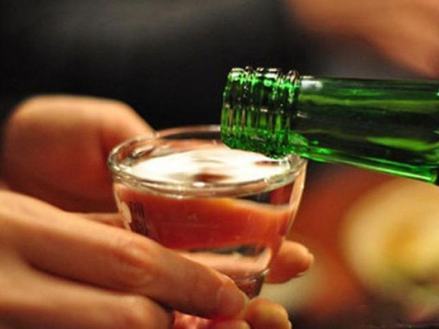 Uống rượu bằng ống hút, ăn no trước khi nhậu giúp bạn lâu say, giảm nôn nao?