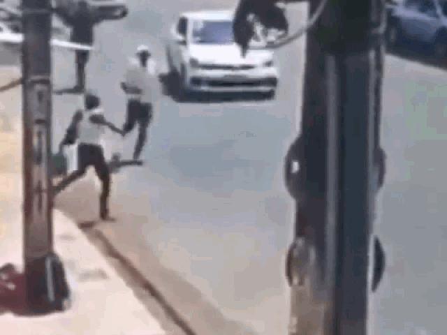 Hai người phụ nữ kết hợp hạ gục tên cướp ngay giữa đường