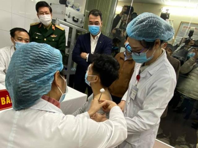 Sáng nay (17/12), những mũi vắc xin COVID-19 ”made in Vietnam” đầu tiên được tiêm thử trên người