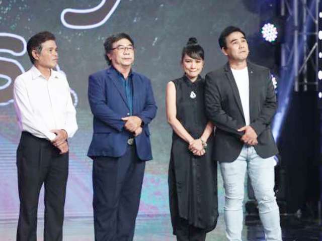 MC Quyền Linh bật khóc khi hội ngộ dàn sao ”Những nẻo đường phù sa” sau 23 năm