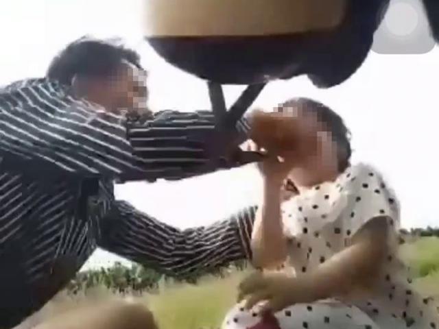 Thưc hư clip cha ép con gái 3 tuổi uống “nước lạ” trong chai ở Đồng Nai