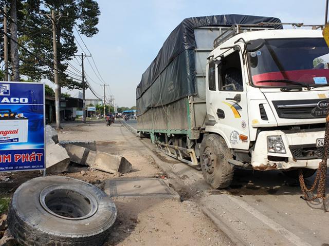 Xe tải “rụng bánh” sau TNGT ở Sài Gòn, kẹt xe kinh hoàng hơn 5km