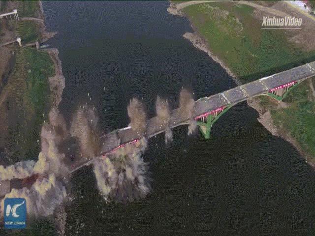 Video: Cây cầu trăm mét ”bốc hơi” trong tích tắc