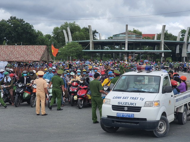 Trong 2 ngày có hơn 6.000 người đổ về, Cà Mau dừng nới lỏng giãn cách