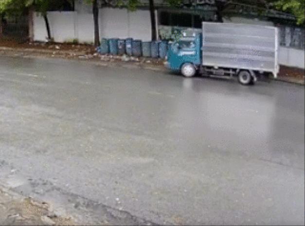 Video: Hú vía cảnh xe máy lao vào ô tô đang quay đầu trên đường mưa trơn