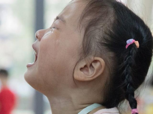 Bé gái 3 tuổi bị các bạn trong lớp xa lánh, nguyên nhân từ chiếc váy ”giá cắt cổ” của đứa trẻ