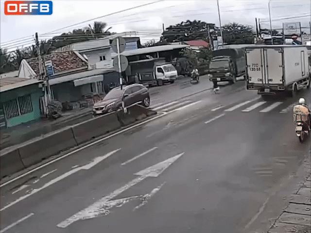 Video: Xe tải đâm vào giải phân cách lật ngang giữa đường