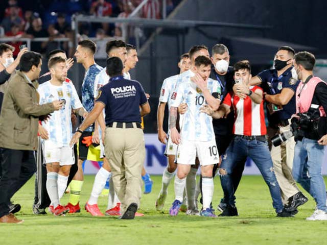 Cầu thủ Paraguay thay nhau ”chặt chém” Messi, fan sau trận xông vào xin chụp ảnh