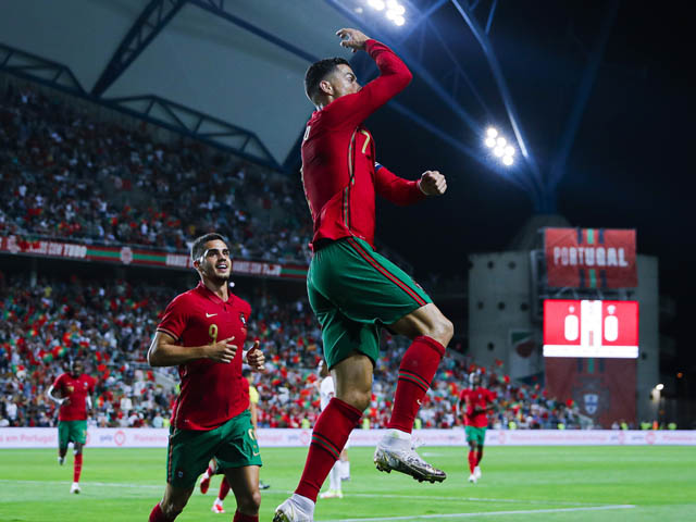 Ronaldo chói sáng, HLV Bồ Đào Nha chỉ trích Solskjaer vì xếp CR7 dự bị