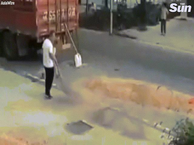 Video: Hãi hùng khoảnh khắc bé trai chạy qua đường bị máy gặt tông trúng