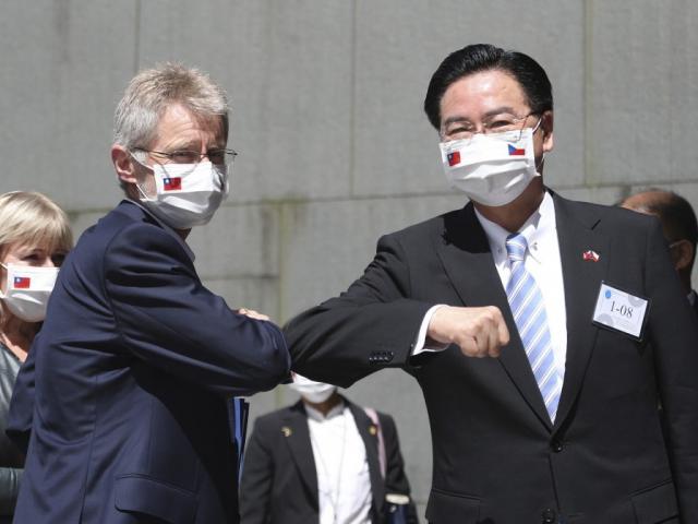 Quốc gia mời quan chức Đài Loan đến thăm, Trung Quốc ”nóng mắt”