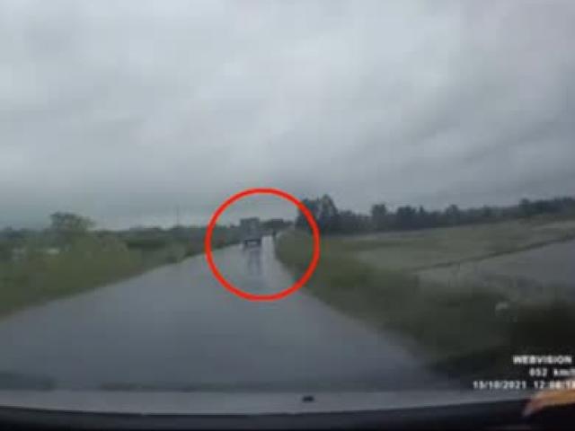 Clip: Giúp nữ tài xế ngã đập vào xe tải, lái ô tô được khen “đẹp trai, tốt bụng”