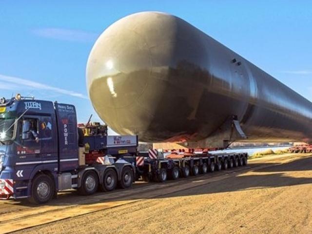 Kinh ngạc trước xe đầu kéo ”siêu to khổng lồ” vận chuyển bồn chứa nặng 400 tấn