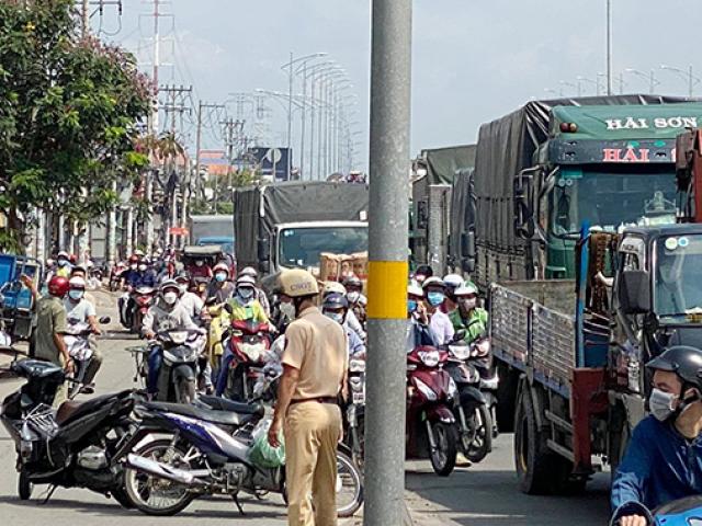 Ùn xe 3km qua hiện trường vụ TNGT chết người ở Sài Gòn