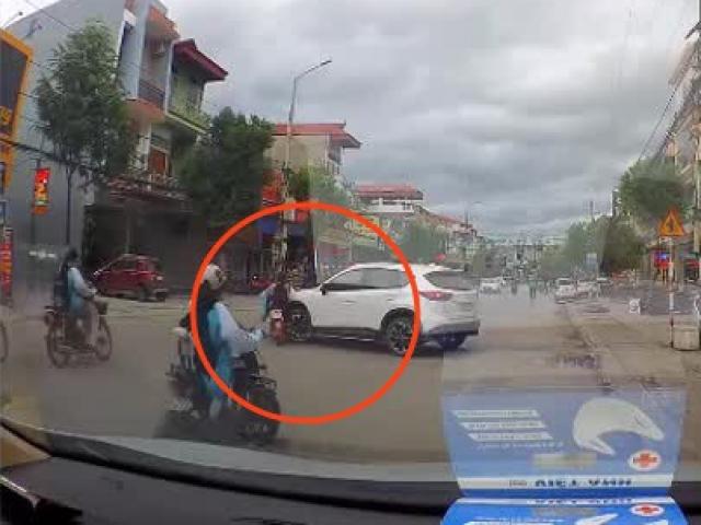 Clip: Bị ô tô sang đường hất ngã, nữ tài xế gặp nạn liên hoàn