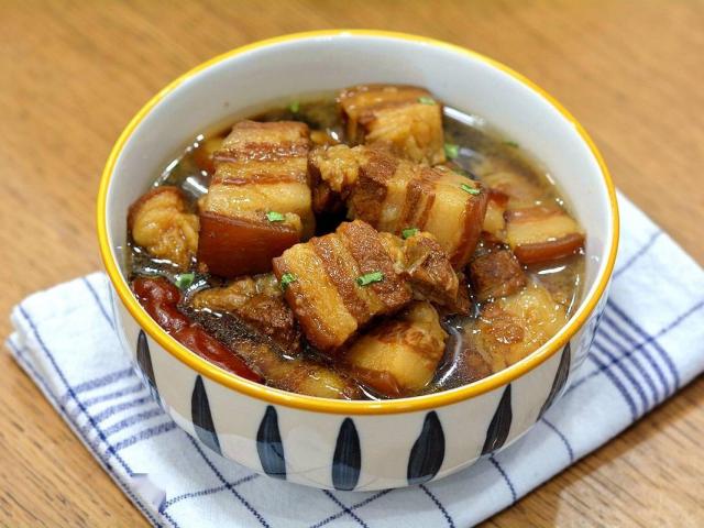 Cách kho thịt heo mềm nhừ bằng nồi cơm điện, tiết kiệm thời gian lẫn công sức nấu nướng