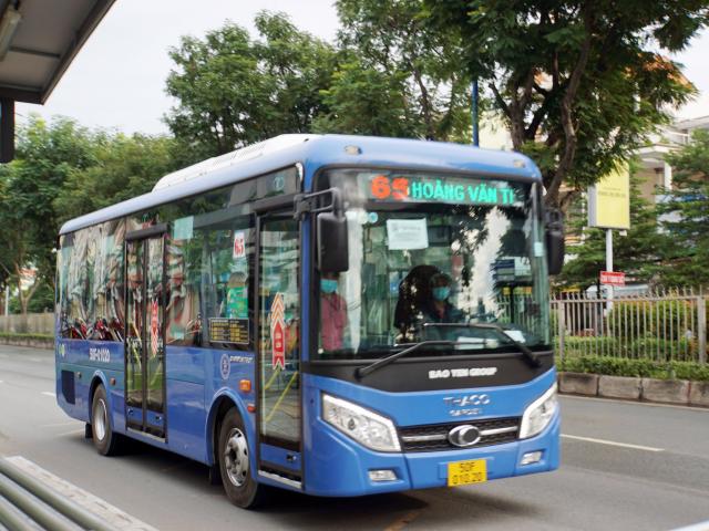 Ảnh: Xe buýt xuất hiện trên phố Sài Gòn đón khách sau 4 tháng nghỉ dịch