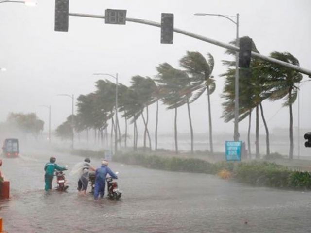 Áp thấp nhiệt đới đổ bộ vào Khánh Hòa, nhiều nơi ở miền Trung mưa xối xả