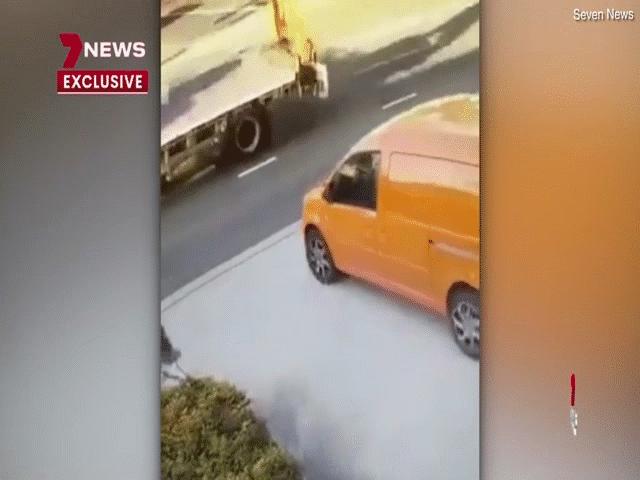 Video: Người đàn ông ngã trúng đầu ô tô và cảnh kinh hãi sau đó
