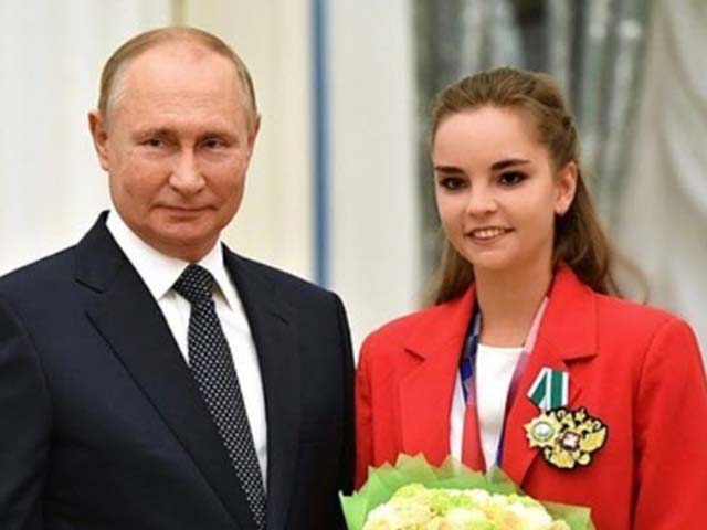 Kiều nữ thể dục Nga 15 lần ”số 1 hành tinh” được Tổng thống Putin tôn vinh