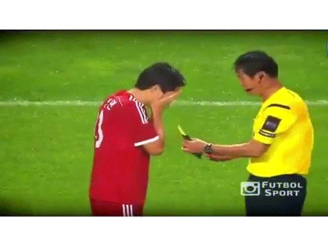 Video: Bật cười cảnh cầu thủ nhắm mắt, tự chọn thẻ phạt trên sân