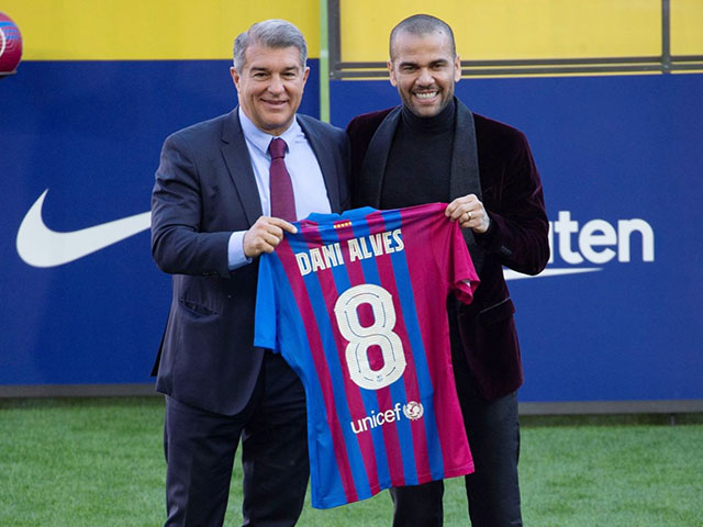 Alves nhận lương chưa bằng 1 bát phở ở Barca, giá ”chuộc thân” 2.500 tỷ đồng gây choáng