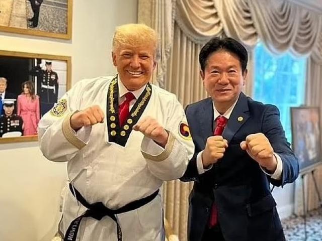 Được chủ tịch Taekwondo trao cửu đẳng huyền đai, ông Trump hứa làm điều đặc biệt