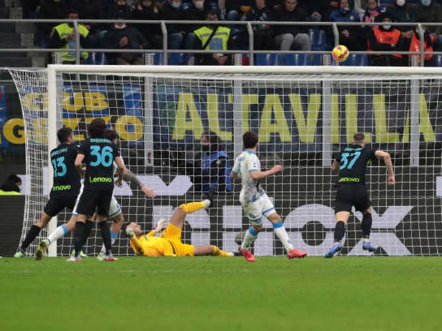Kết quả bóng đá Inter Milan - Napoli: 8 phút bù giờ thót tim, đứt mạch bất bại (Vòng 13 Serie A)