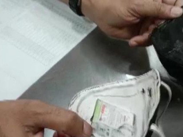 Quay cóp thời Cô Vy: Một thí sinh Ấn Độ bị phát hiện đeo khẩu trang gắn đủ thẻ SIM, micro