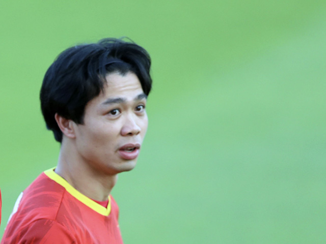 ĐT Việt Nam ”luyện công” đấu AFF Cup: Công Phượng bất ngờ tập riêng