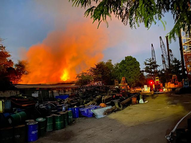 Đang cháy dữ dội nhà xưởng ở Thủ Đức, dân ôm tài sản tháo chạy