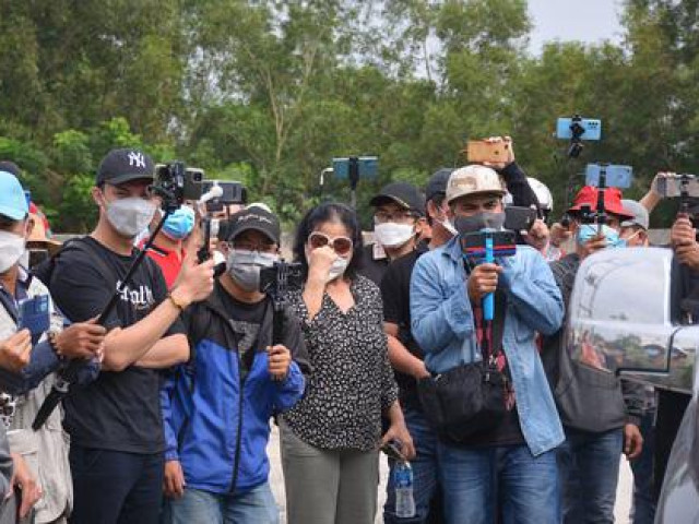 Xét xử vụ án liên quan Tịnh thất Bồng Lai: Nhiều YouTuber tập trung trước cổng tòa án