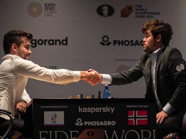 Trận cờ vua 2 triệu USD, ngôi Vua của Carlsen được định đoạt sau 1 nụ cười