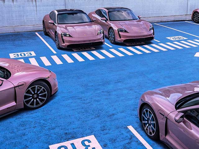 Dàn xe điện Porsche Taycan sở hữu màu độc xuất hiện trên phố