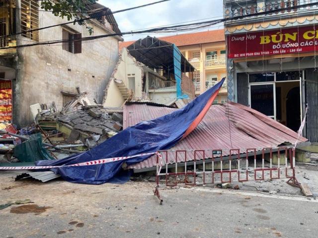 Clip: Kinh hoàng khoảnh khắc ngôi nhà 3 tầng đổ sập trong vài giây ở Lào Cai