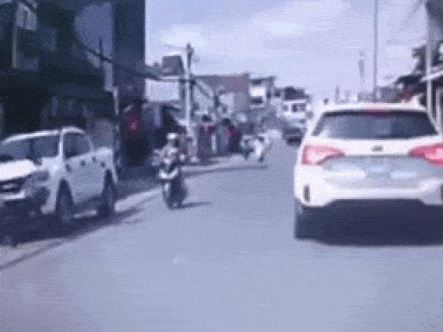 Clip: Bức xúc con sang đường bất cẩn va chạm với xe máy, ông bố nổi “khùng”