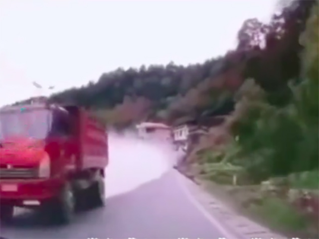 Xe tải nhả khói kinh hoàng khiến 2 ô tô đi ngược chiều tông vào nhau