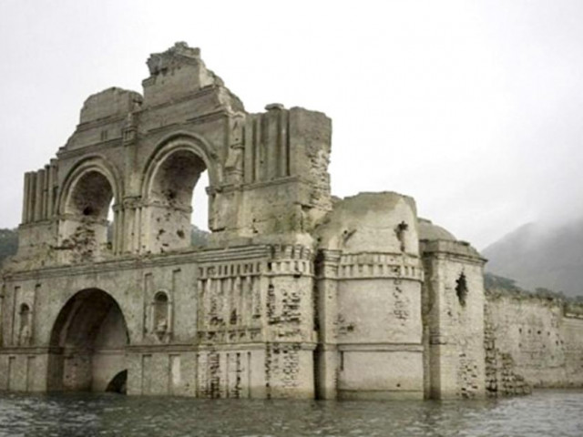 Kỳ lạ nhà thờ 400 năm bất ngờ lộ thiên từ dưới hồ nước sau trận hạn hán