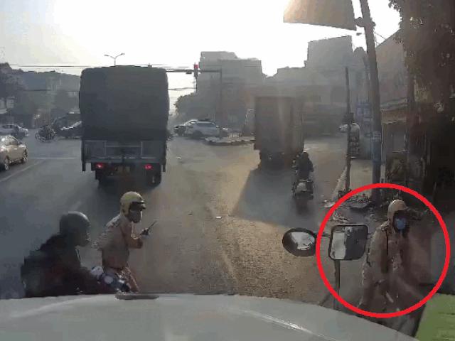 Clip: Lái xe máy lách qua cảnh sát, tông thẳng vào đuôi xe tải