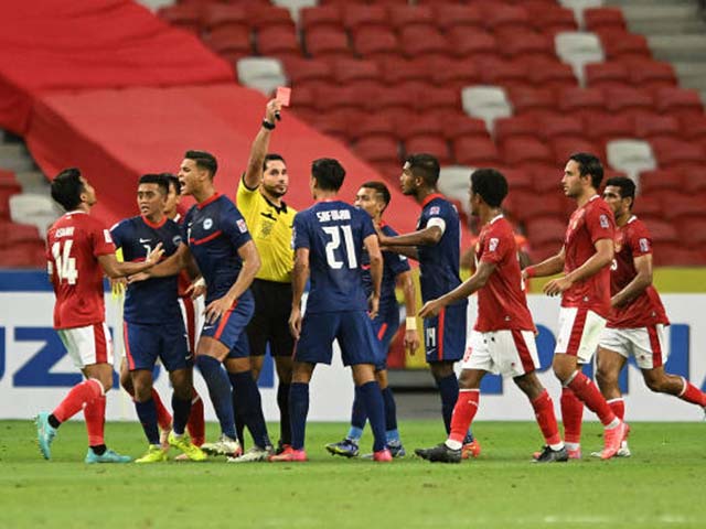 Trận cầu điên rồ nhất AFF Cup: Kỷ lục Singapore 3 thẻ đỏ, thủ môn bất đắc dĩ