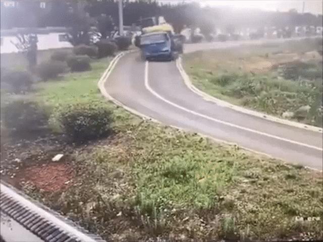 Clip: Tài xế kịp thời nhảy khỏi xe thoát nạn khi xe tải vào cua bị lật